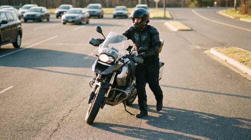 Chute moto au pas : les 3 réflexes qui évitent la gamelle à 5 km/h