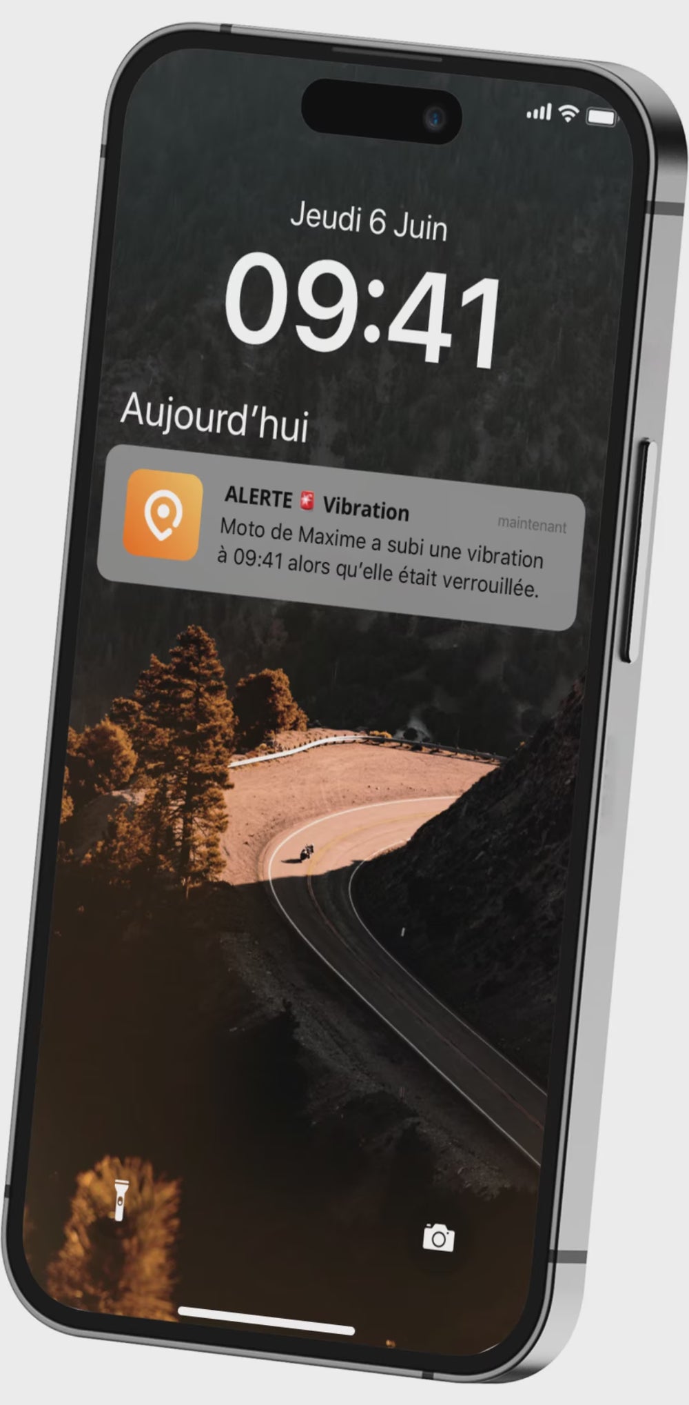 écran portable avec une notification "vibration détectée" et écran de l'application georide avec le déclenchement de la sirène antivol